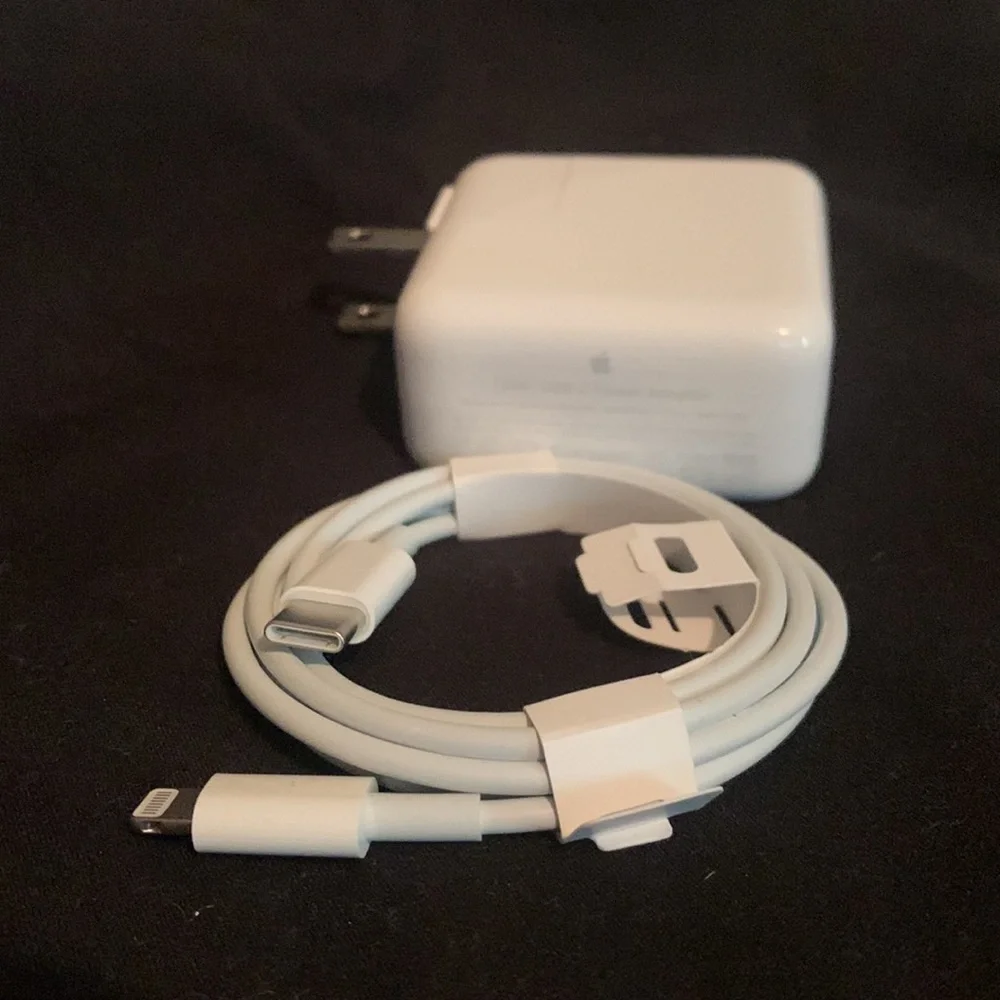 *BRAND NEW* 30watt USB-C Power Adapter
